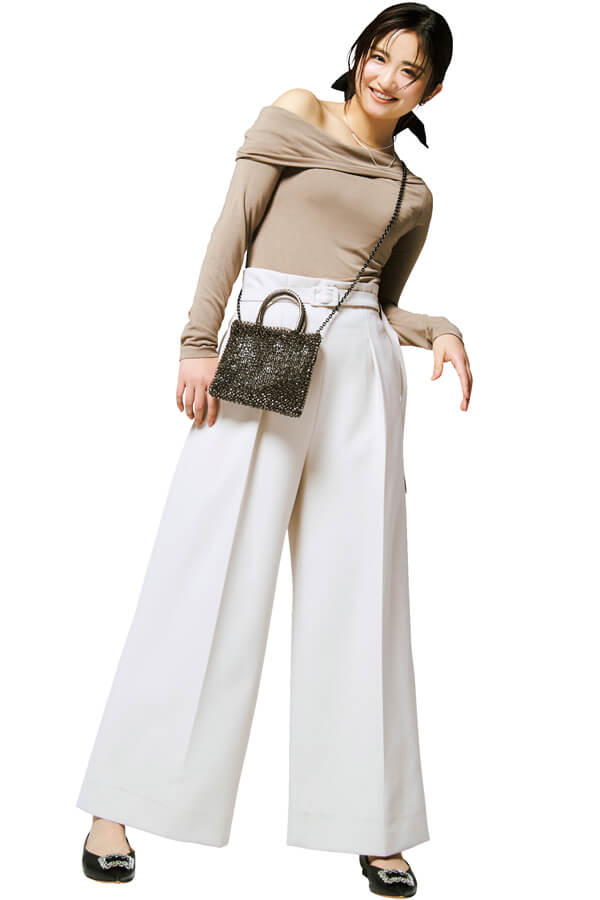 白ワイドパンツとオフショルニット