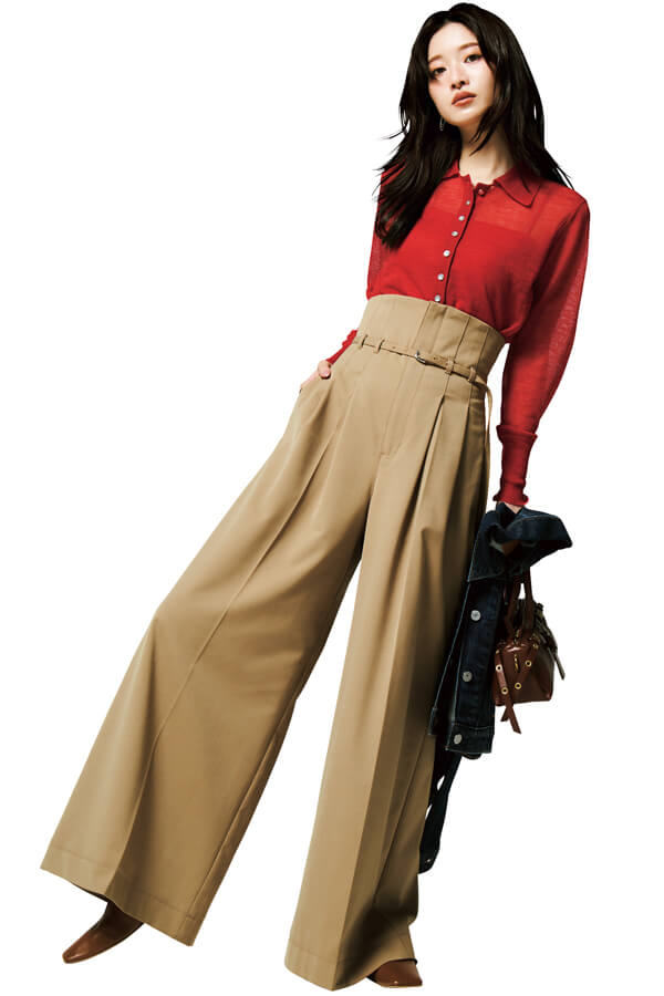 ベージュハイウエストパンツ×赤トップス"