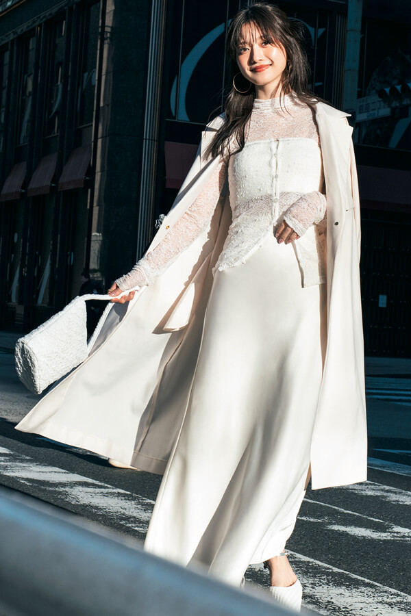 ぴたっとトップスはワントーンで洗練見え♡『この春のitなデザインといえば、ストレッチレースを使ったタイトめトップス。伸縮性のある生地がボディに程よくフィットして色気が香る…♡なじませ配色で素敵に着こなせば、即きれいめお姉さんに！』