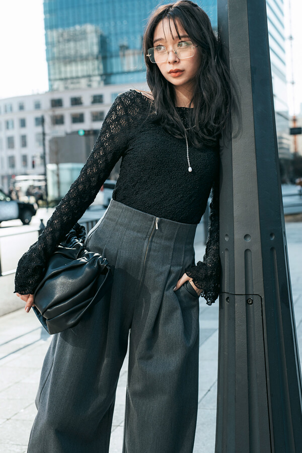 ぴたっとトップスはワントーンで洗練見え♡『この春のitなデザインといえば、ストレッチレースを使ったタイトめトップス。伸縮性のある生地がボディに程よくフィットして色気が香る…♡なじませ配色で素敵に着こなせば、即きれいめお姉さんに！』