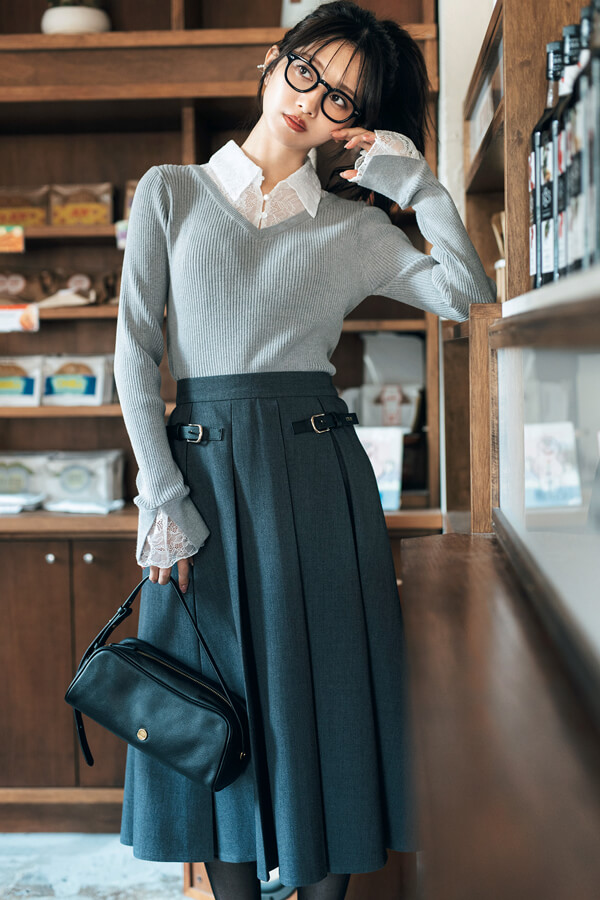 部分レースニットはクラシカルコーデで上品に『首まわりや袖、裾などにレースをドッキングした主役ニットが大豊作！ ノーブルなデザインが多いから、着こなしもクラシックでお育ちよさげな雰囲気に。今っぽさと品の両立が叶う♪』