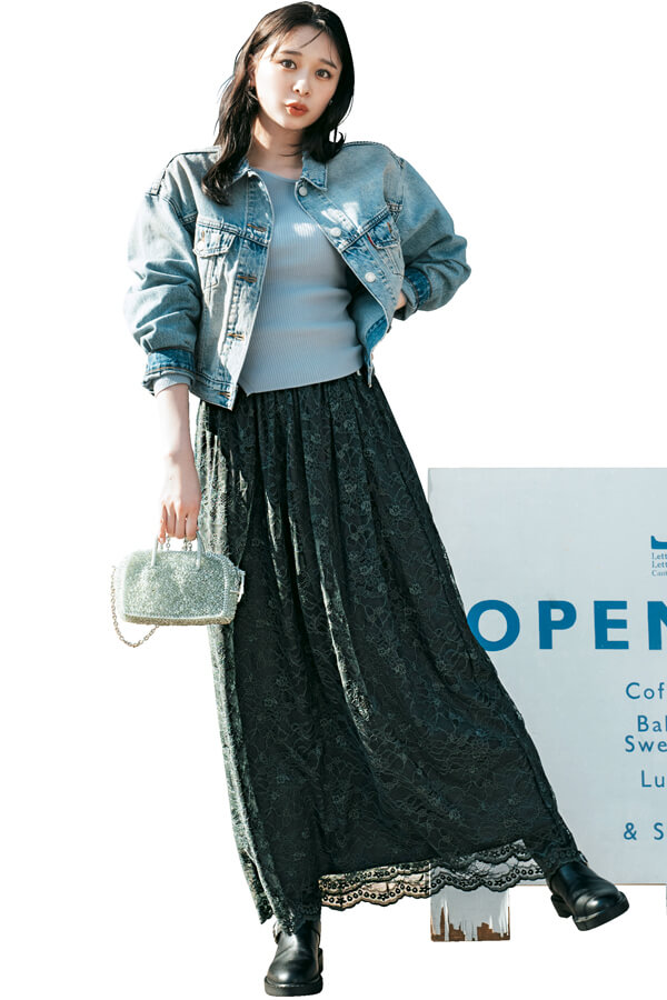 総レーススカートはスポーティ気分であか抜け！『この春のレーススカートといえば、ヴィンテージライクな繊細生地＆フレアシルエット。スイートな雰囲気だから、カジュアルに振って微糖に仕上げるのが好バランス。大人っぽいこなれたムードを目指したい♪』