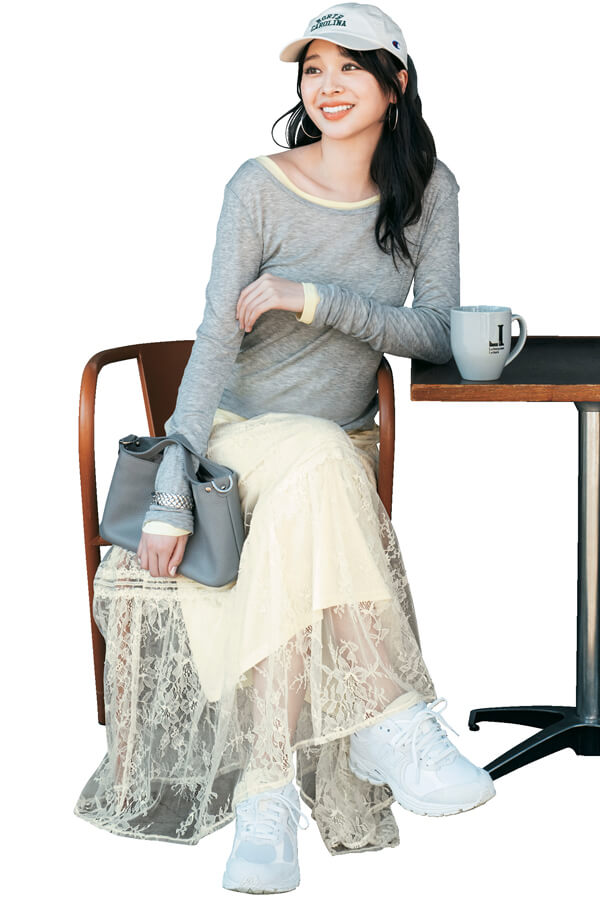 総レーススカートはスポーティ気分であか抜け！『この春のレーススカートといえば、ヴィンテージライクな繊細生地＆フレアシルエット。スイートな雰囲気だから、カジュアルに振って微糖に仕上げるのが好バランス。大人っぽいこなれたムードを目指したい♪』