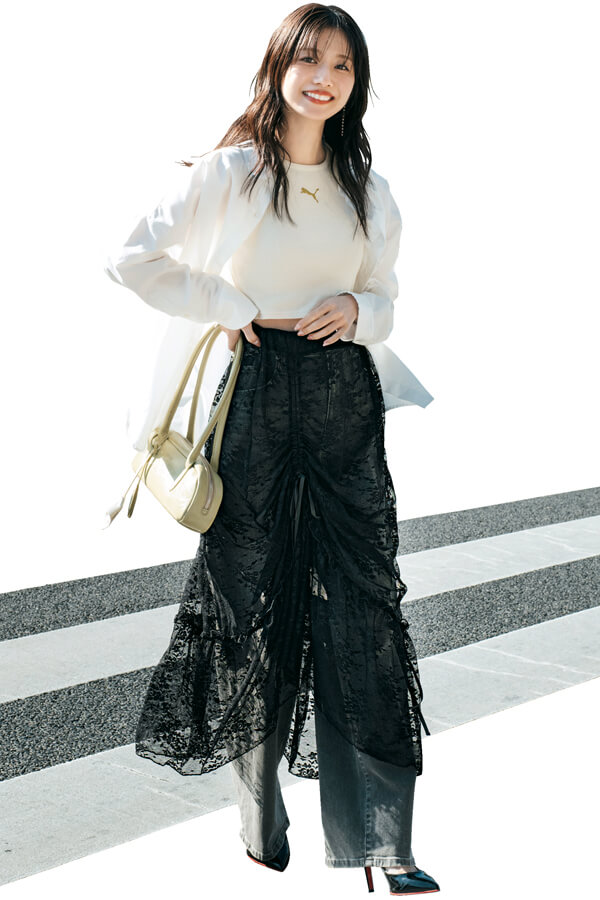 総レーススカートはスポーティ気分であか抜け！『この春のレーススカートといえば、ヴィンテージライクな繊細生地＆フレアシルエット。スイートな雰囲気だから、カジュアルに振って微糖に仕上げるのが好バランス。大人っぽいこなれたムードを目指したい♪』