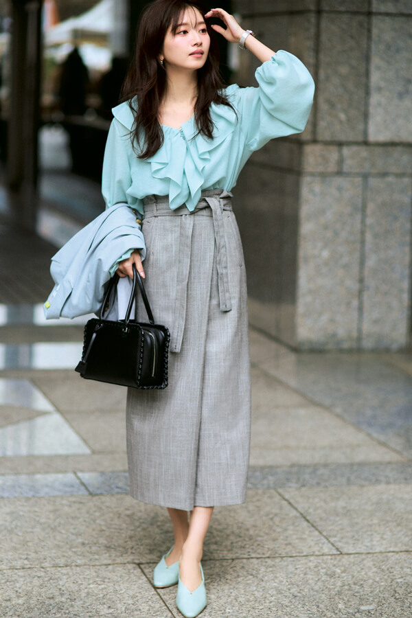 通勤でミディ丈スカートを大人に着こなす方法は？ 華やかな「構築的プラウス」で甘モードに『上半身がパッと華やぐアイキャッチなディテールが、自然と上重心の好バランスに整えてくれる。立体的なデザインには、すっきりとしたIラインを寸胴に見せないという効果も♪』