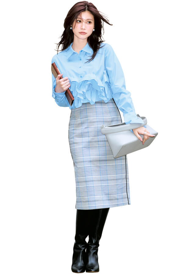 通勤でミディ丈スカートを大人に着こなす方法は？ 華やかな「構築的プラウス」で甘モードに『上半身がパッと華やぐアイキャッチなディテールが、自然と上重心の好バランスに整えてくれる。立体的なデザインには、すっきりとしたIラインを寸胴に見せないという効果も♪』