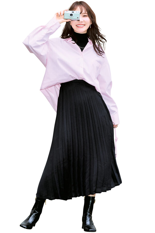 週末はデート！ ミディ丈スカートで彼ウケを狙うなら？ 「ハンサムシャツ」でイイ女感UP『クラシックな佇まいのAラインミディ丈スカートにシャツで辛さをちょい足しして、カリッとイイ女なデートスタイルに。彼にも親和性の高いシャツを合わせることで、気の置けない彼女感を演出♡』