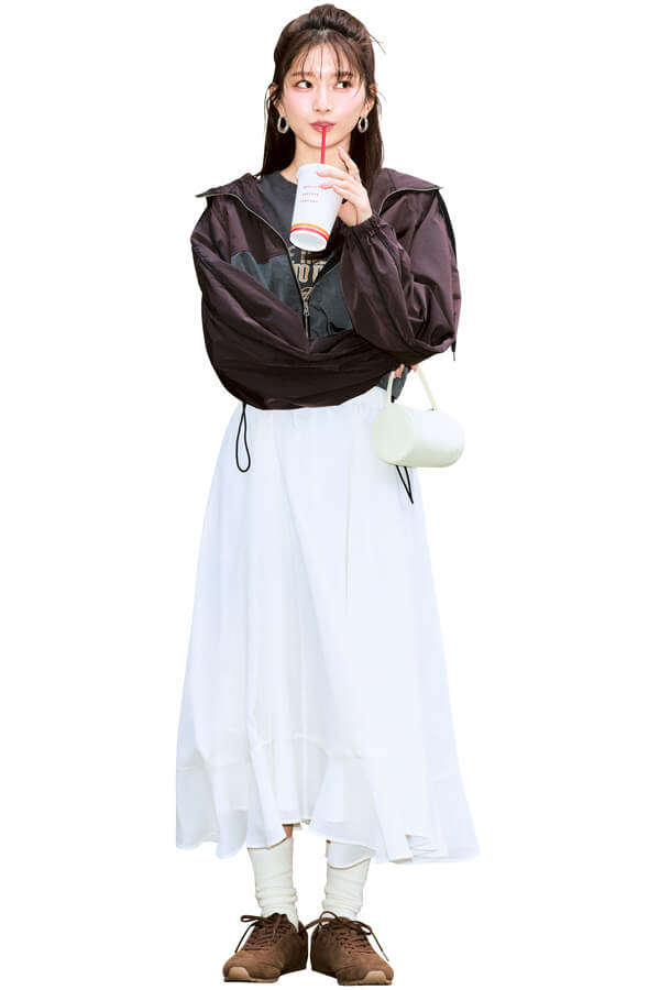 リラクシーにこなれたい休日は、どう着るのが正解？ 「ブルゾン」でスポーティに着ればかわいい『ミディ丈スカートと真逆のアクティブなテイストを取り入れれば、力の抜けた上級カジュアルに♪ 合わせるブルゾンは裾が絞れたりシルエットにメリハリがあるなど、ミニマルな上半身が作れるものをチョイス！』