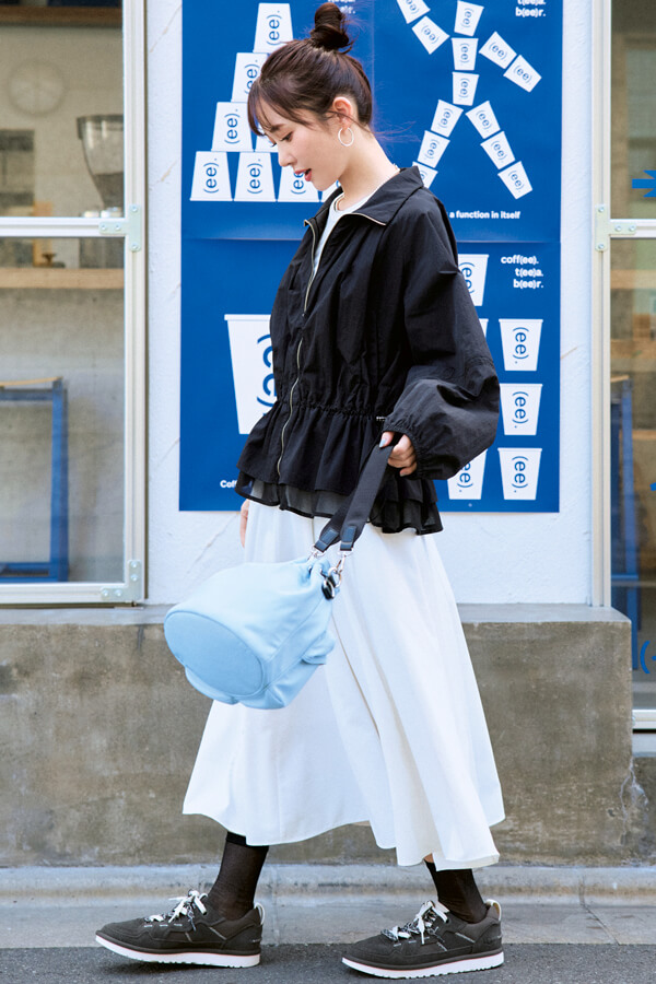 リラクシーにこなれたい休日は、どう着るのが正解？ 「ブルゾン」でスポーティに着ればかわいい『ミディ丈スカートと真逆のアクティブなテイストを取り入れれば、力の抜けた上級カジュアルに♪ 合わせるブルゾンは裾が絞れたりシルエットにメリハリがあるなど、ミニマルな上半身が作れるものをチョイス！』