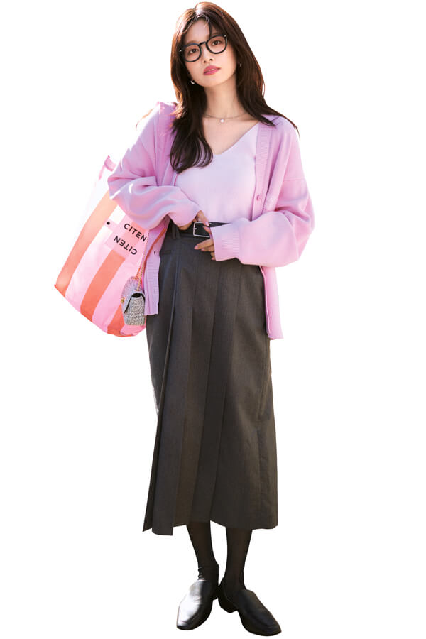 リラクシーにこなれたい休日は、どう着るのが正解？「ニットカーデ」でトラッドスタイルを楽しんで♪『プリーツやパイピング、チェック柄のミディ丈スカートを主役に、今どき感あふれるトラッドスタイルに。ざっくりとしたカーデで生真面目さをマイルドにすれば、余白が生まれて洒落感がさらにアップ！』