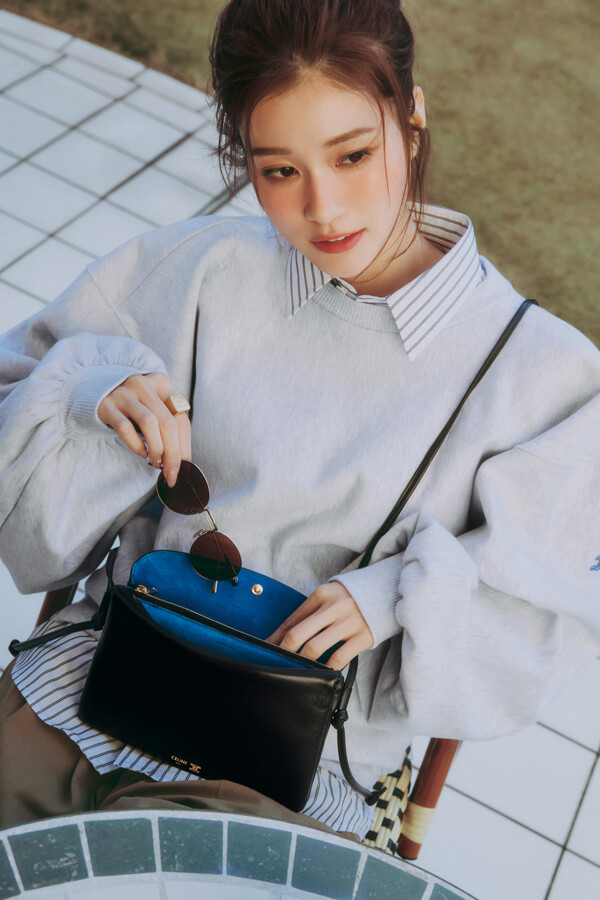 取り出すたび、フラップバッグの遊び心にキュン♡『マイケル・ライダーが手がける新バッグ「TRIO FLAP」は、丸みを帯びたフラップデザインが特徴。中を開くと、鮮やかなインナーカラーが効いた愛嬌たっぷりの表情に。スマホやカードケースなどが入る実用的なサイズ感で、デイリーに使える！』