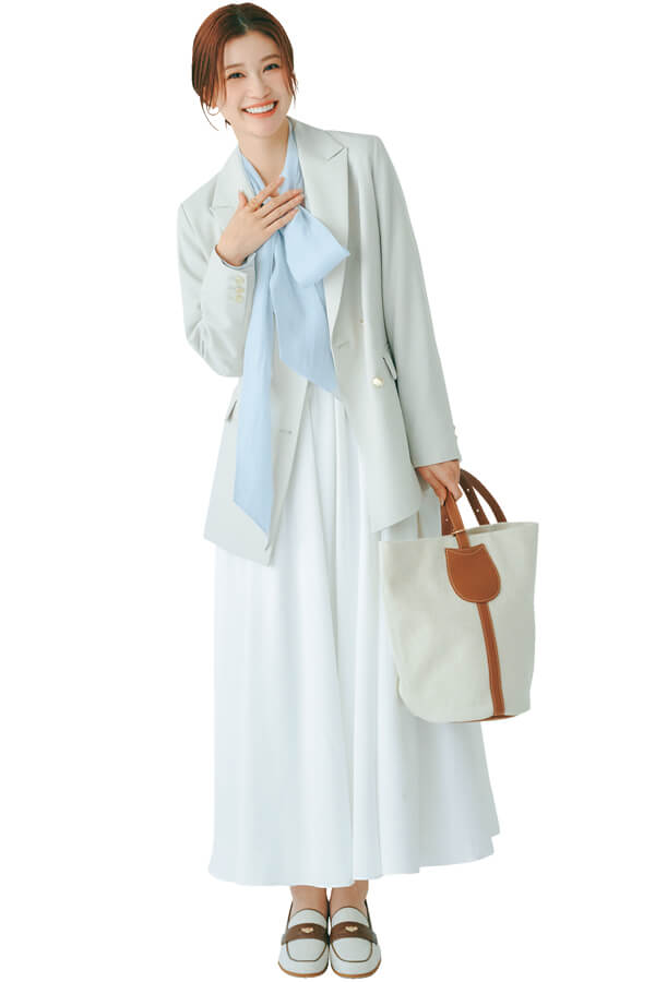 新規案件のキックオフミーティング『新しく担当するクライアントとの打ち合わせで、オフィスへ。大切な案件だから、表情が明るく見える白系コーデに！』