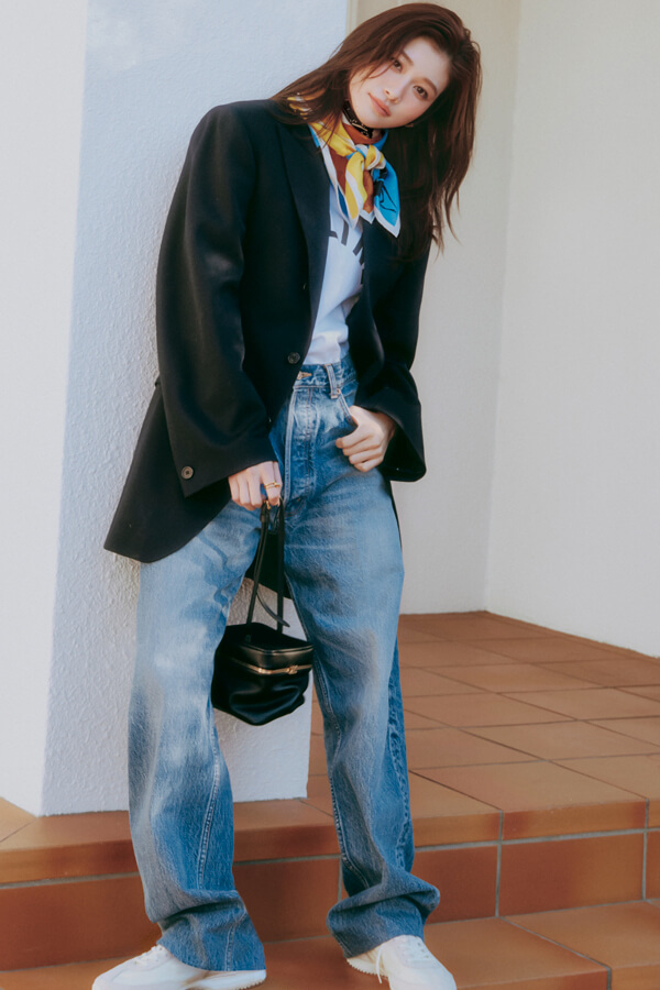 カジュアルに巻ける軽やかスカーフでワンランク上の装いを『スタイリングにスッと溶け込み、完成度を高めてくれるスカーフ使いは、ランウェイでも大注目！かしこまりすぎないカラフルな色使いや控えめなロゴで、ぐるっと適当に巻くだけでもサマになる。』