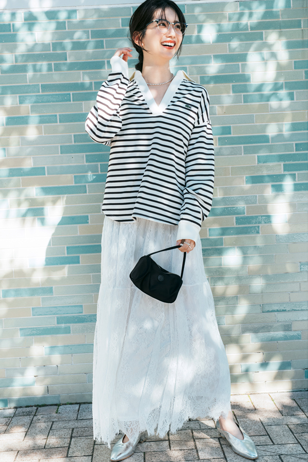 総レーススカートはスポーティ気分であか抜け！『この春のレーススカートといえば、ヴィンテージライクな繊細生地＆フレアシルエット。スイートな雰囲気だから、カジュアルに振って微糖に仕上げるのが好バランス。大人っぽいこなれたムードを目指したい♪』