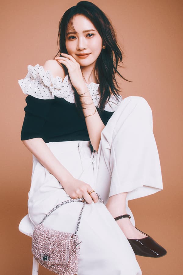 今っぽ恋服の真骨頂はほんのり肌見せモノトーン説♡『メンズアンケート、恋服が得意なブランドの展示会の両方で、不動の人気を誇っていたのが黒＆白！ メンズの約90%がアリと答えた、肌見せや肌透けと組み合わせれば、さらに勝ち確！』