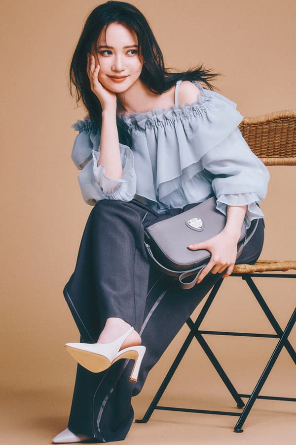 甘盛りブラウスは×パンツの微糖コンビで、はい！モテ確定♡『「実は、スカートよりパンツ派」というメンズも多く、甘トップスは、甘コーデで着ない！ のが、今どきデート服の法則♪』