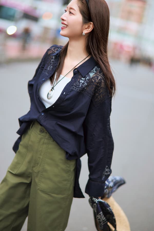 レースシャツ×カーキパンツコーデ