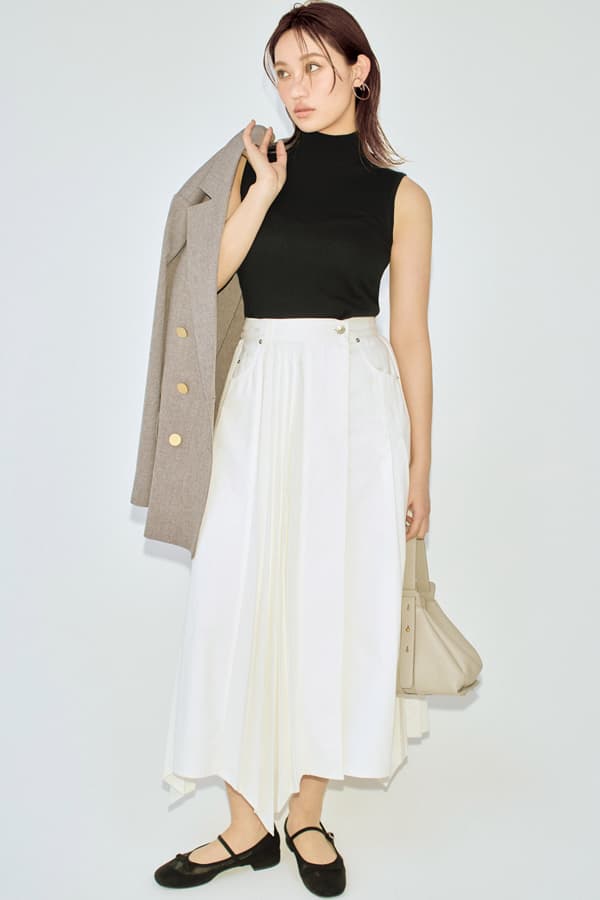 黒トップス×白スカートコーデ