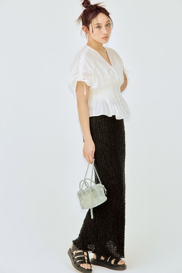 白ブラウス×黒スカートコーデ