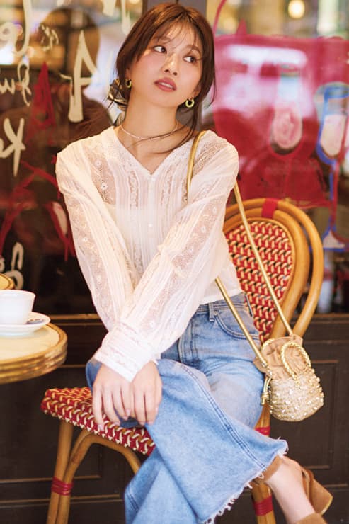 白ブラウス×ブルーデニムコーデ