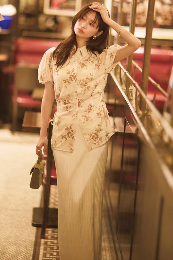 花柄ブラウス×スカートコーデ