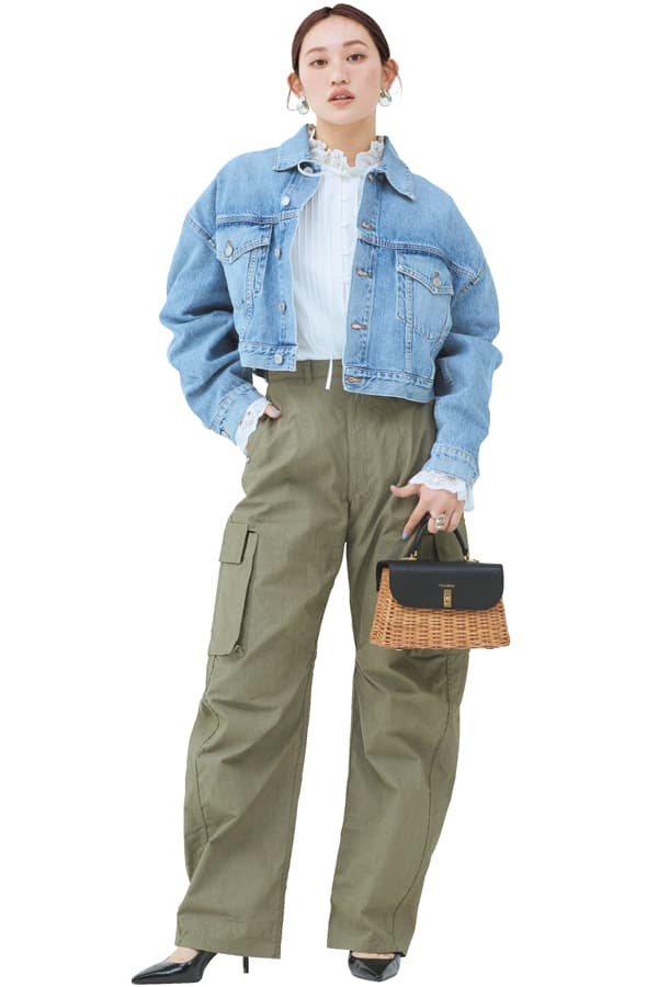 カーゴパンツ×白ブラウスコーデ