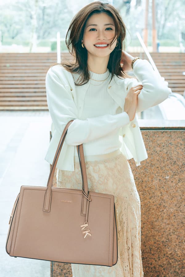 たくさん入って出し入れしやすい私たちの相棒♡ 大容量バッグをまずはGET！『スイートシンプル派める会社員は仕切りポケット付きトート でスッキリしごでき！』