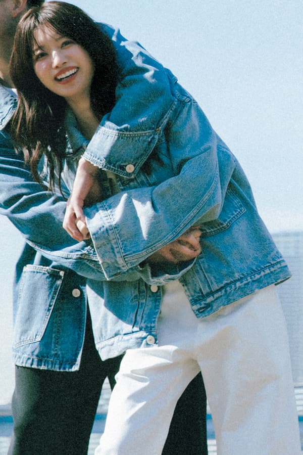 デニムジャケット×白パンツコーデ