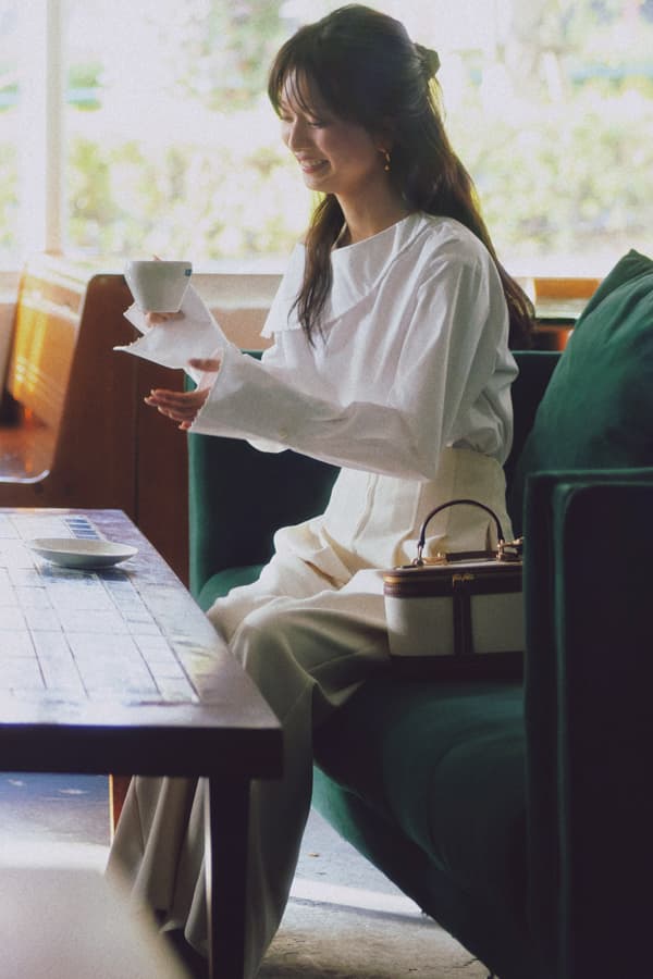 白ブラウス×ベージュパンツコーデ