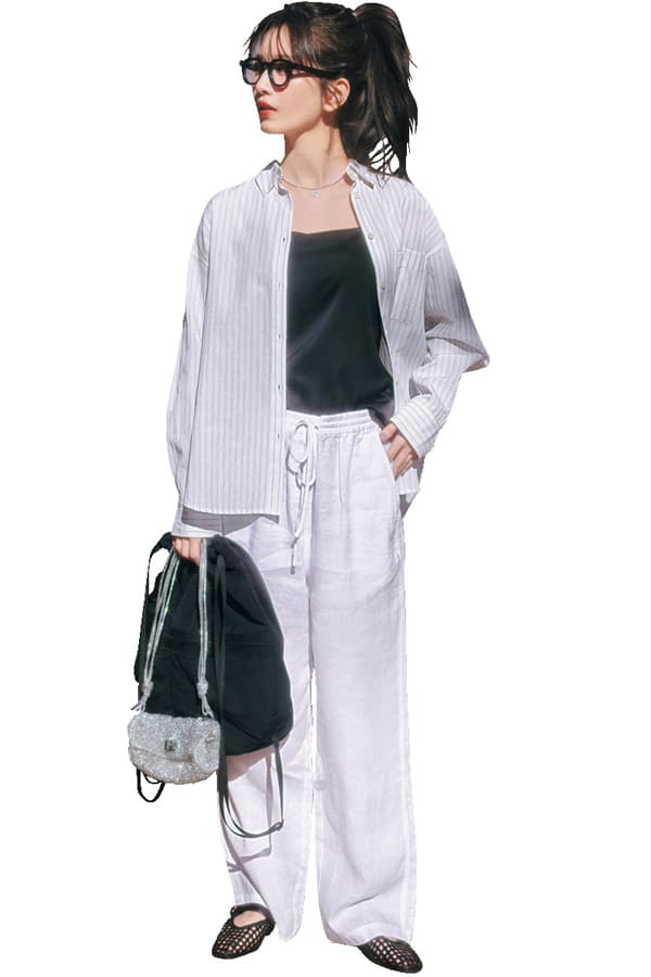 ストライプシャツ×白パンツコーデ