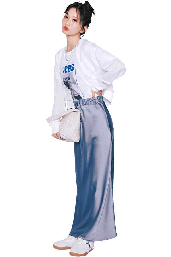 フォトTシャツ×サテンスカートコーデ