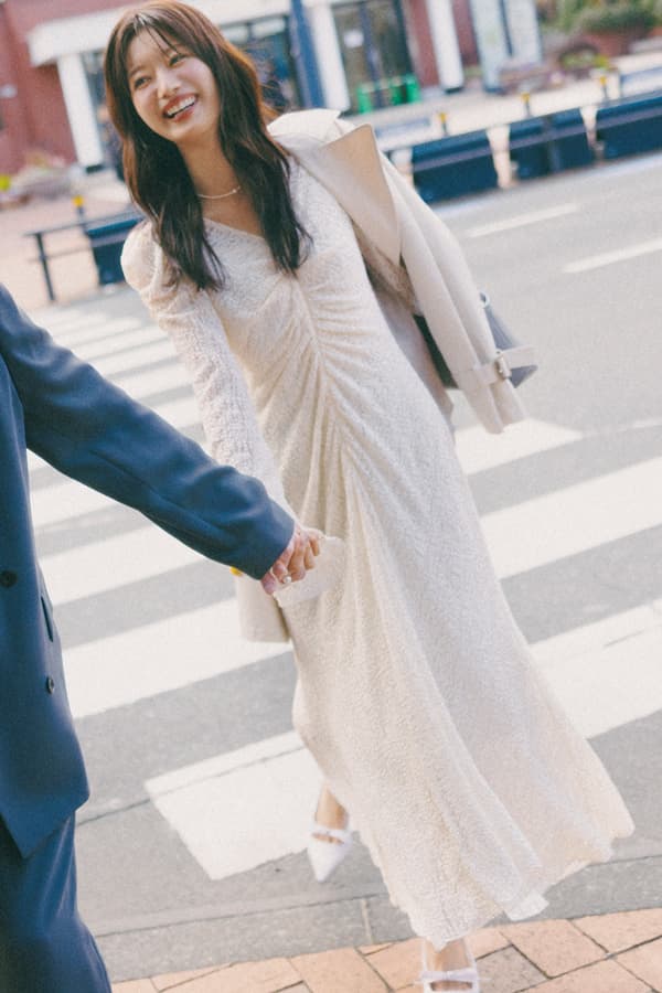 白ワンピース×ジャケットコーデ