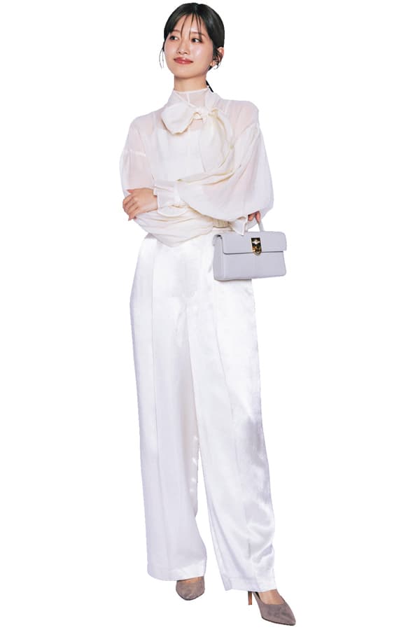 白パンツ×ブラウスコーデ