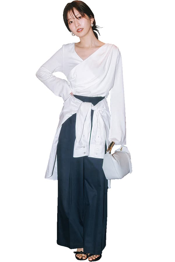 白カットソー×ネイビーパンツ