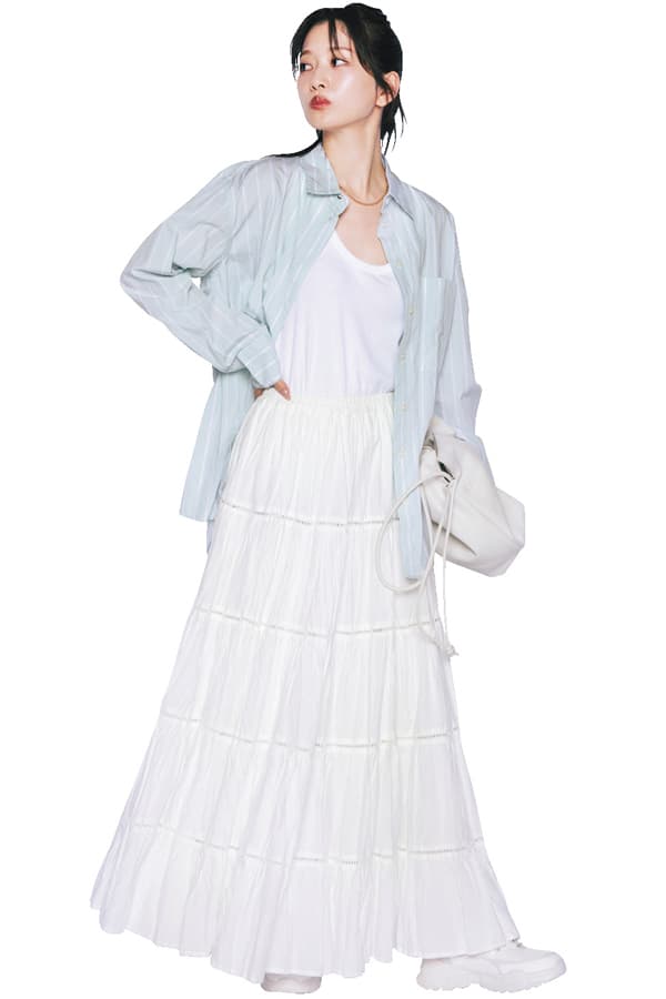 白コーデ×ブルーシャツ