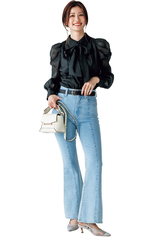 黒ブラウス×フレアデニムコーデ