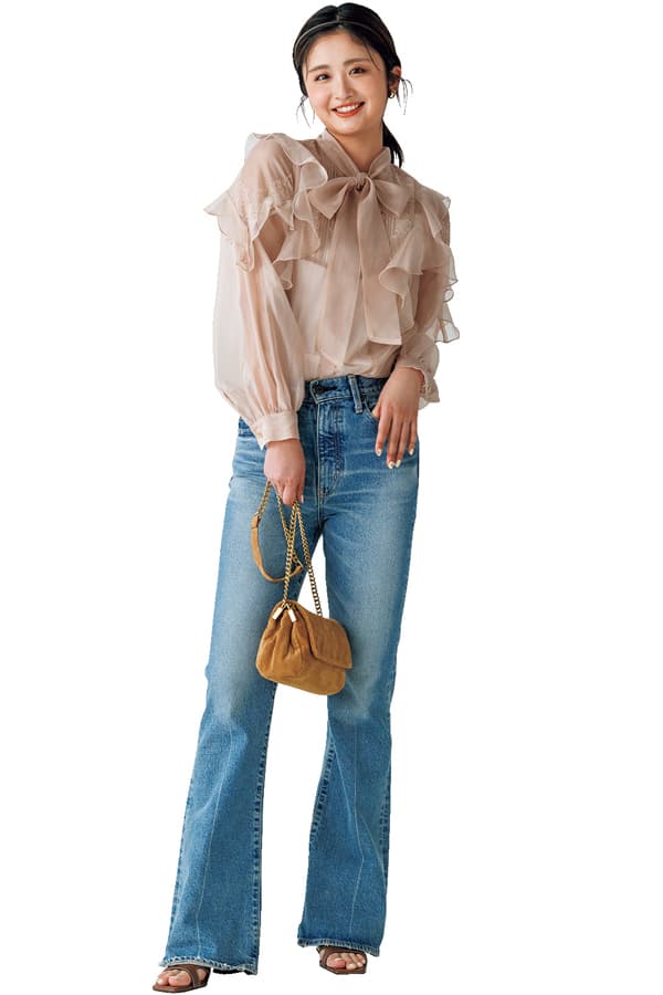 ピンクブラウス×ブルーフレアデニムコーデ