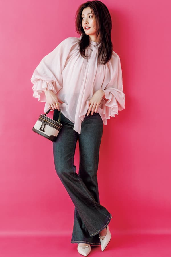 フレアデニム×ピンクブラウスコーデ