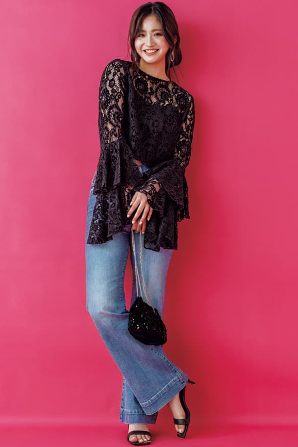 黒レースブラウス×デニムコーデ