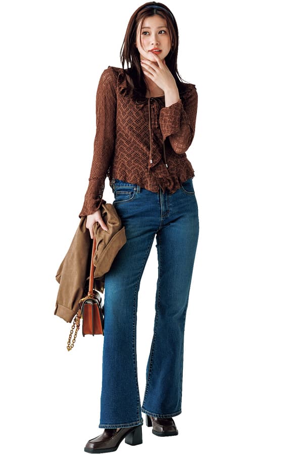 ブラウンブラウス×フレアデニムコーデ