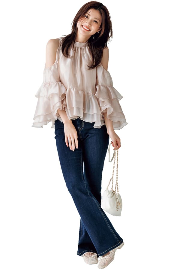 ピンクブラウス×フレアデニムコーデ