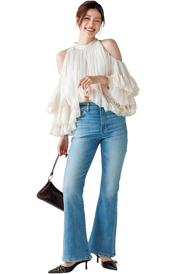 白ブラウス×フレアデニムコーデ