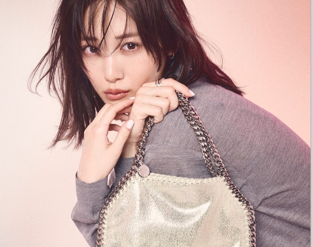 山下美月が提案する春の大人かわいい小物スタイル