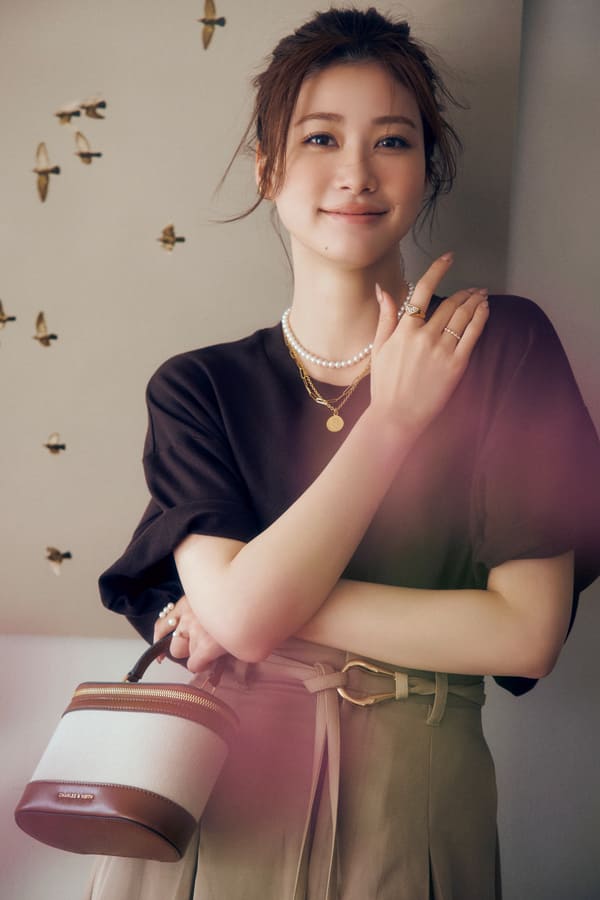 ベーシックTシャツがさっぱりしすぎてキマらない『ネックレスの重ね技で顔周りがパッと華やぐ』