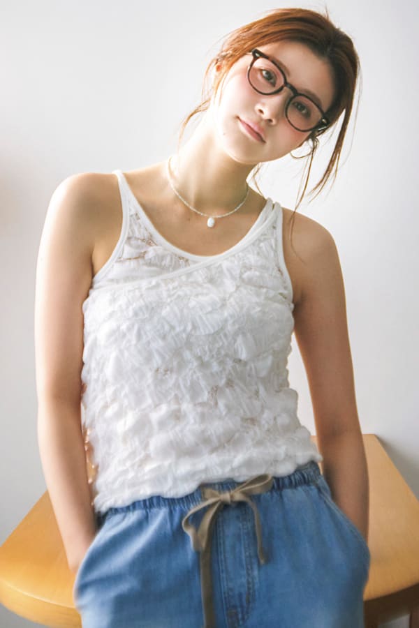 暑すぎて、ときにな〜んにも考えたくない日がある『今年もやっぱり、夏はバテ気味…。クーラーを強めにした部屋で、今日はのんびりモード。遠出する元気はないけど、「アイス買おっかな」って近所のコンビニくらいは行くかも。ゆるく過ごしたい一日も、気楽で今っぽい服なら安心。部屋着の気分で外に出ても、ちゃんとサマになる。』
