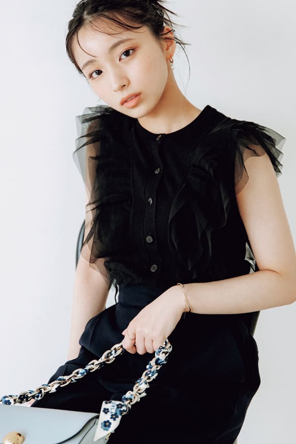 1枚あれば一気に着映える! 黒のレース&フリルなら華やかで涼しげ♡『透けやレース、フリル…センシュアルな素材で黒をデコラティブに盛った甘ディテールは、〝甘黒ちゃん〟の大本命。それ1枚で簡単かわいく着映えるから、いつものボトムに合わせた1+1のワンツーコーデでもおしゃれにキマる!』