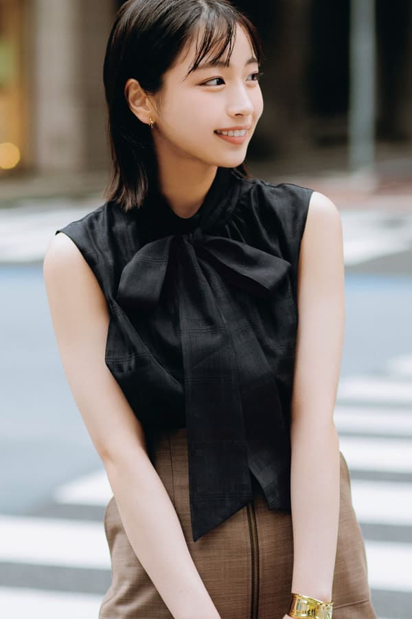 大人に見せたいデートStyleは黒ボウタイブラウスの知的なムードで女っぷりを上げて『例えば、美術館デートやちょっと素敵なレストラン。いつもより大人っぽい自分をアピールしたい日は、きちんと感のある〝甘黒ちゃん〟の出番♡ 大胆なビッグリボンも、落ち着いた黒がモードな甘さに着地させてくれる!』