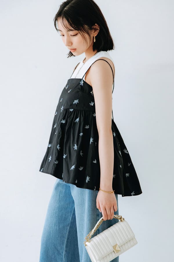 細ヒモがセンシュアルな黒のキャミレイヤードで手の込んだおしゃれ風に!『はらりと落ちそうな細ヒモに色気が宿るキャミソール。いつもの服にレイヤードしてマンネリ気味だったコーデを大人かわいく刷新させて、長〜い夏をおしゃれに乗り切りたい♡』