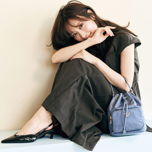 まずは…憧れブランドPRADAのパンプスで足元に気品を香らせたい『いつの時代も憧れのアイコンであるPRADAの靴。中でもエレガントで美しいポインテッドシューズは、着こなしを足元から洗練モードに高めてくれる！履いた瞬間気分がトキめく、とっておきの靴を手に入れて、華奢シューズのトレンドをいち早く楽しみたい♡』