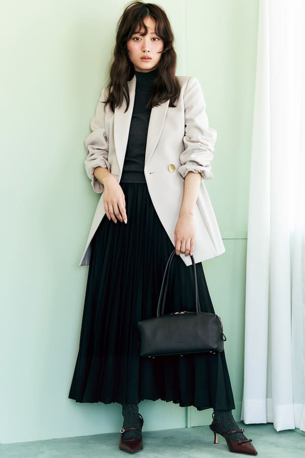 スリングバックパンプス なら夏→秋まで長〜く履ける♡『女っぷりが上がるスリングバックがお久しぶりにトレンド回帰！ 背筋がピンと伸びるような華奢ヒールと、色っぽさを引き立てるバックストラップが360度美人な足元に。ソックス合わせで9月まで楽しめるから、おしゃれコスパも◎。』